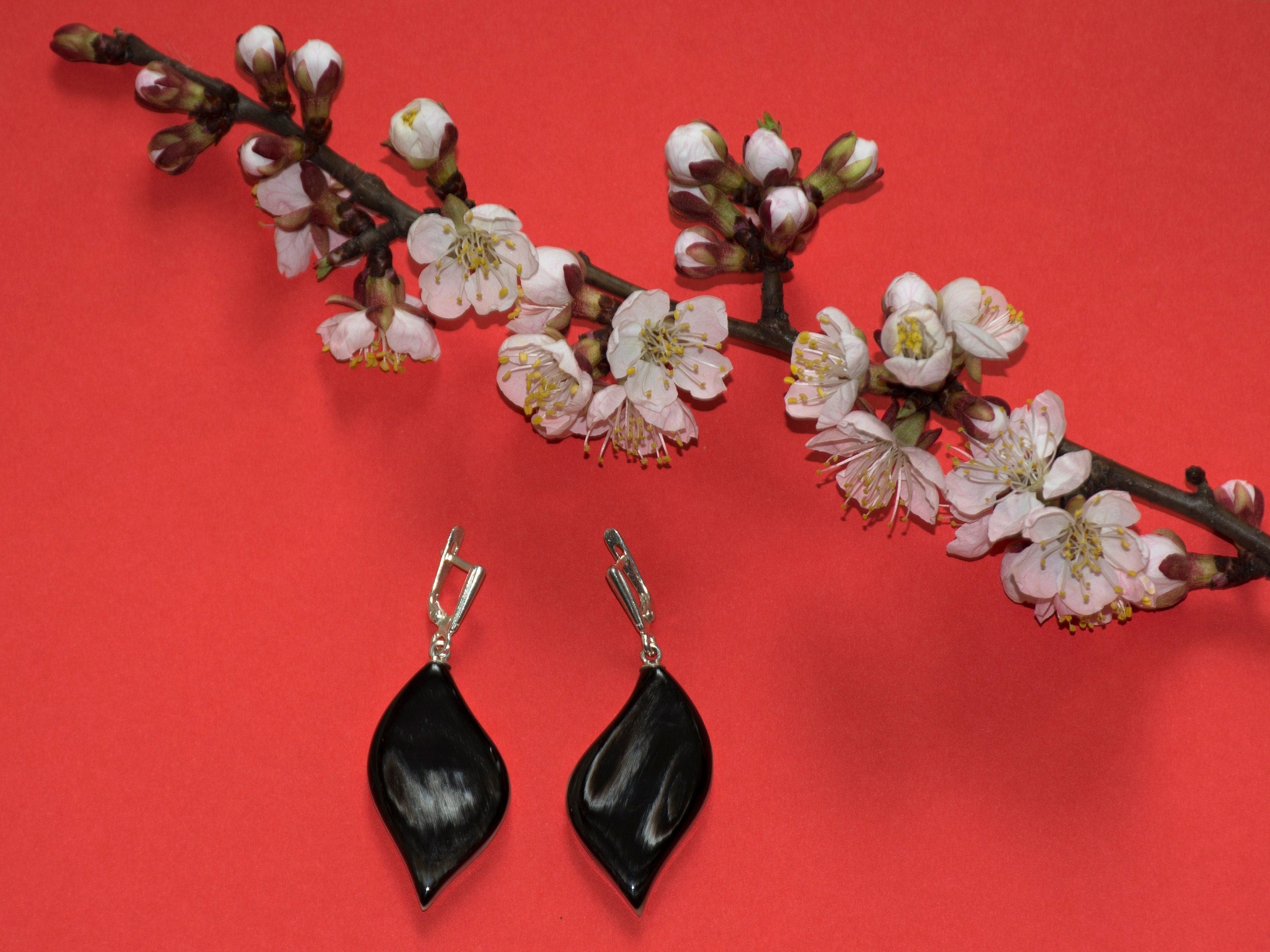 Boho earrings of Buffalo horn Natural colour with a silver lock Bijou Her