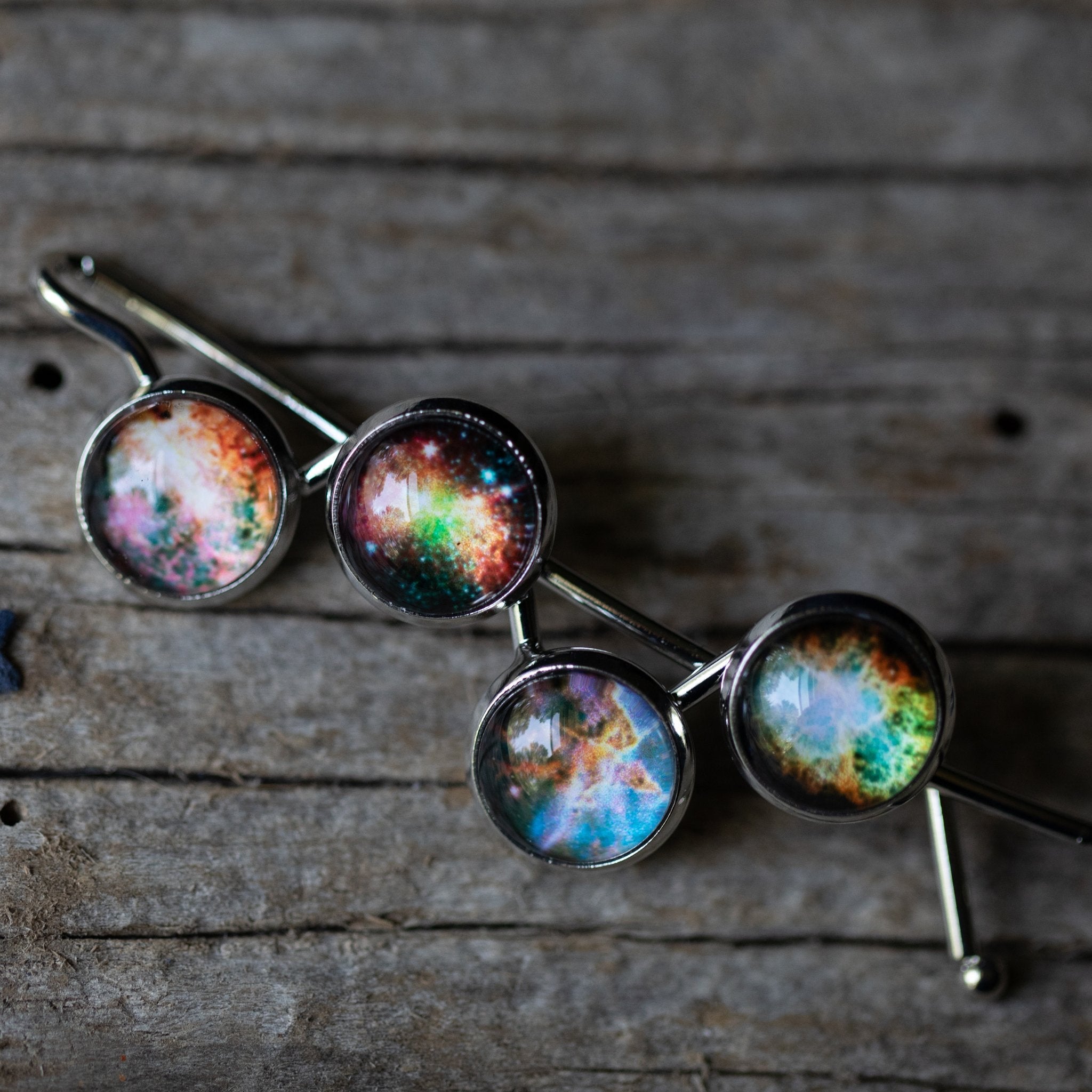Colorful Nebula Hair Clip - Astronomy-inspired Accessory for Night Sky Lovers and Universe Enthusiasts
Size: 2.5" x .5" | Materials: Rhodium Plated Brass, Glass | Handcrafted, Not Waterproof
Discounts Bijou Her