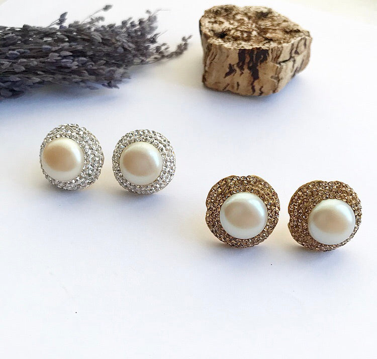 Creamy White Pearl Studs with Vintage Style Wreath and CZ Accents in Sterling Silver and Gold Plating - Made to Order in 2-3 Weeks

Keywords: Pearl Studs, Vintage Style, CZ Accents, Sterling Silver, Gold Plating Bijou Her