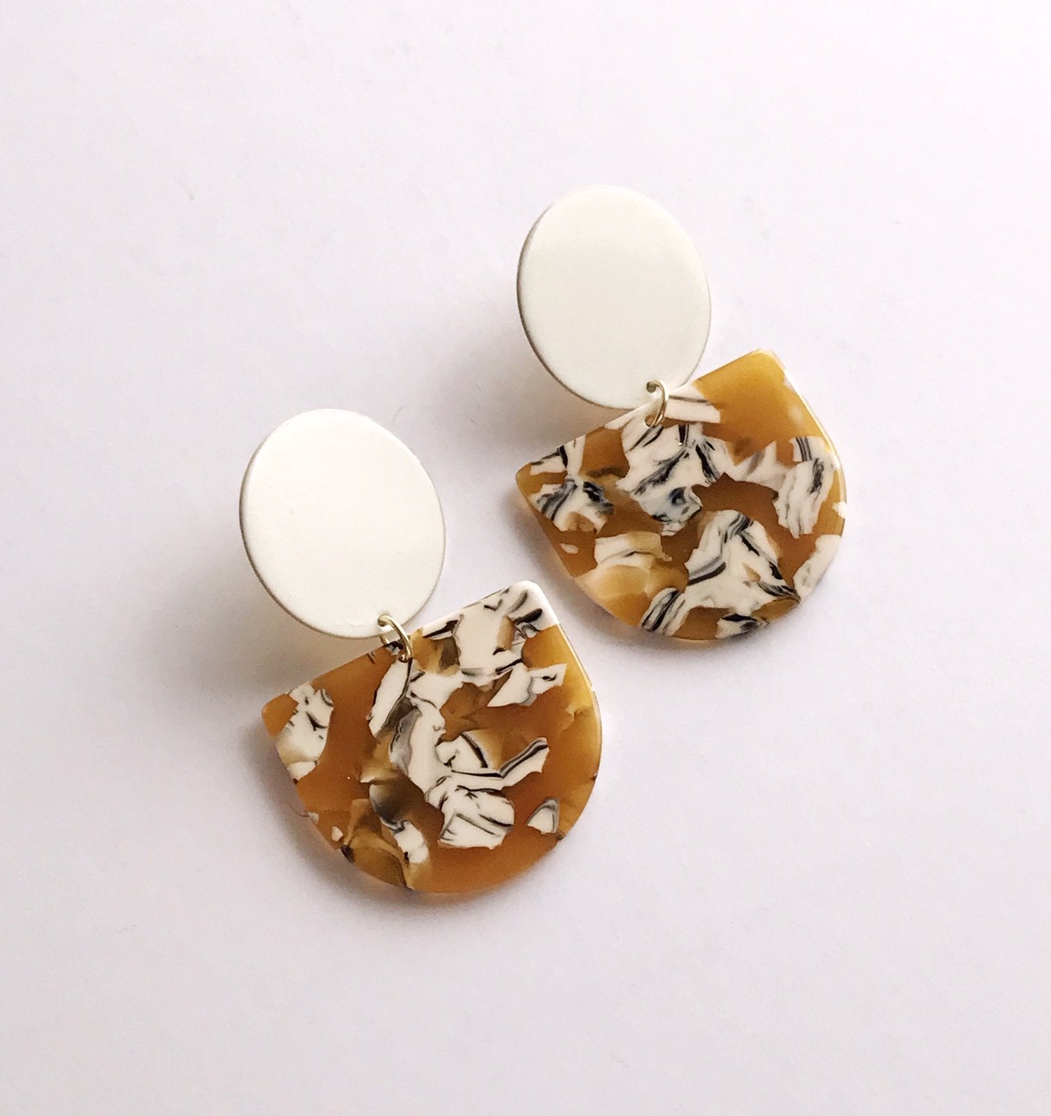 Ivory and Mustard Safari Enameled Brass Disc Earrings
These lightweight statement earrings feature resin half ovals and stainless steel post backs. Handcrafted and perfect for bohemian, minimalist, or modern styles. Ideal for brides, bridesmaids, or - Jewelry & Watches - Bijou Her -  -  - 