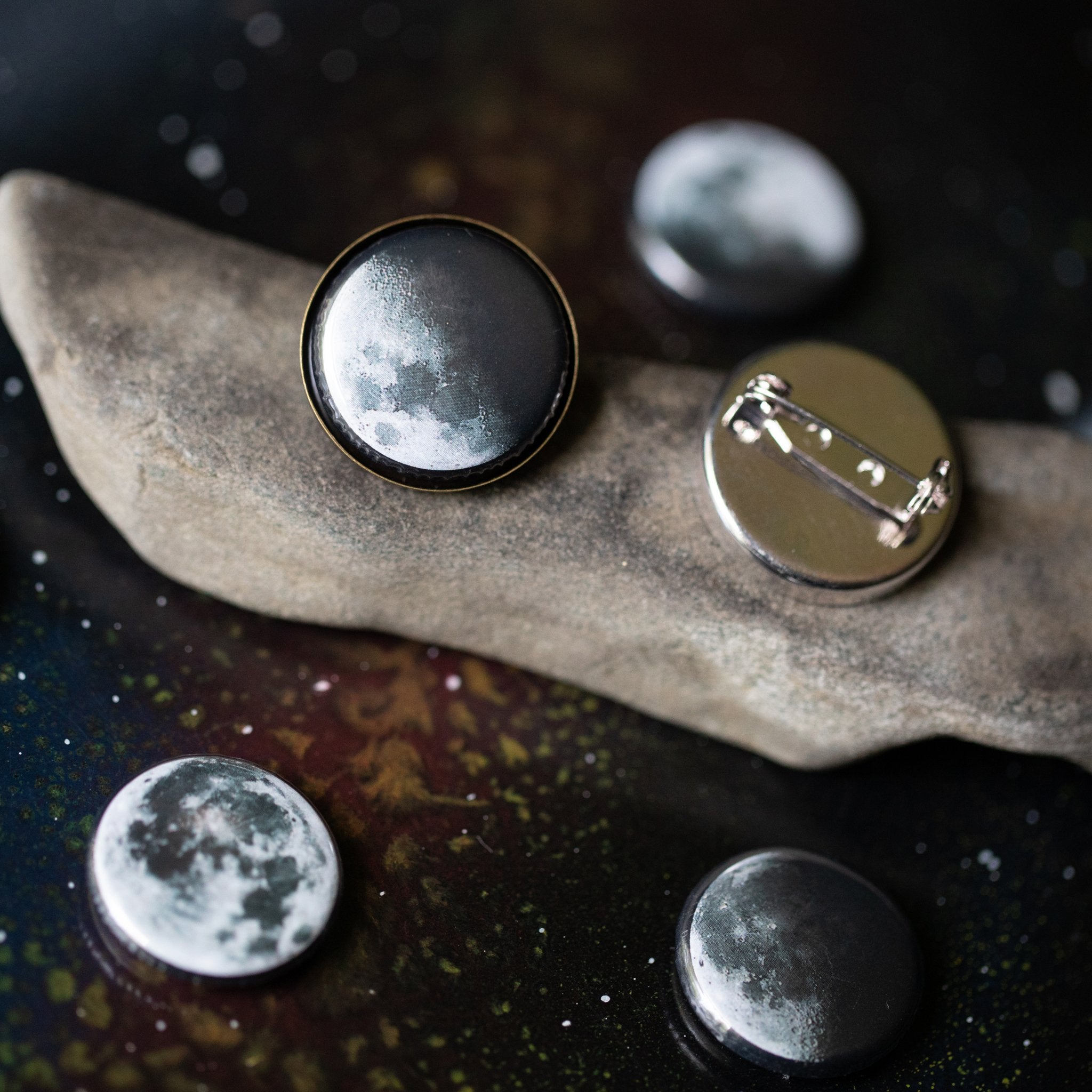 Moon Phase Magnetic Lapel Pin - Interchangeable Set in Silver or Bronze Tone
Add a touch of whimsy to your blazer with this magnetic lapel pin featuring 5 phases of the moon. Strong magnetic combination ensures the image stays in place. Also great - Accessories - Bijou Her -  -  - 