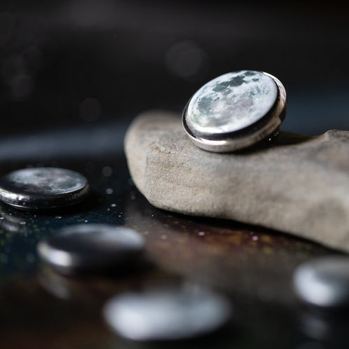 Moon Phase Magnetic Lapel Pin - Interchangeable Set in Silver or Bronze Tone
Add a touch of whimsy to your blazer with this magnetic lapel pin featuring 5 phases of the moon. Strong magnetic combination ensures the image stays in place. Also great - Accessories - Bijou Her - Color -  - 