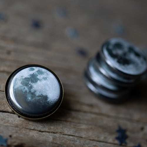 Moon Phase Magnetic Lapel Pin - Interchangeable Set in Silver or Bronze Tone
Add a touch of whimsy to your blazer with this magnetic lapel pin featuring 5 phases of the moon. Strong magnetic combination ensures the image stays in place. Also great - Accessories - Bijou Her - Color -  - 