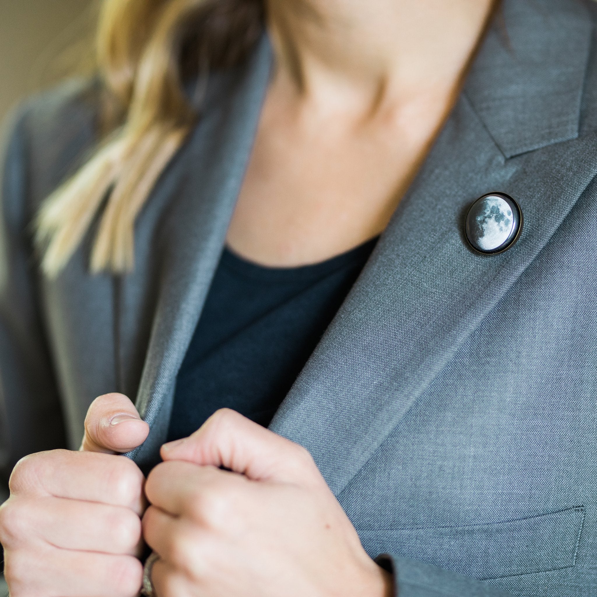 Moon Phase Magnetic Lapel Pin - Interchangeable Set in Silver or Bronze Tone
Add a touch of whimsy to your blazer with this magnetic lapel pin featuring 5 phases of the moon. Strong magnetic combination ensures the image stays in place. Also great - Accessories - Bijou Her -  -  - 