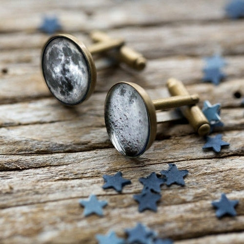 Moon Phases Cufflinks - Antique Bronze or Silver Tone
These handcrafted cufflinks feature the near and far sides of the moon. Perfect for stargazers and French cuff shirt fans. Great for groomsmen, Father's Day, or any occasion. - Jewelry & Watches - Bijou Her - Color -  - 